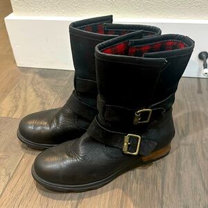 Sorel major moto boot; black and red